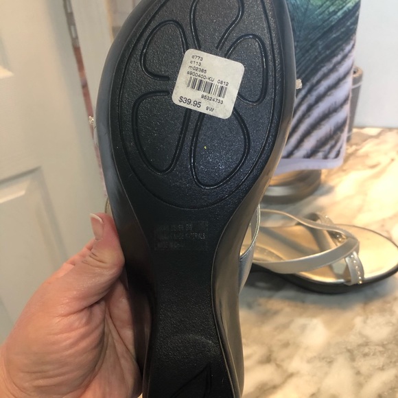 Silver scrappy wedges. EUC size 9 wide - Picture 4 of 4